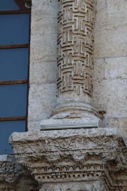 Türkiye 'nin Diyarbakır kentindeki Büyük Cami. Ulu camisi. 7. Yüzyılda. Eski kiliseden yeniden inşa edildi. 1091-92 'de. Seljuk hükümdarı Malik Shah Şam 'daki Umayyad Büyük Camii' ne dayanan binayı yeniden inşa etti..