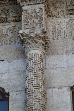 Türkiye 'nin Diyarbakır kentindeki Büyük Cami. Ulu camisi. 7. Yüzyılda. Eski kiliseden yeniden inşa edildi. 1091-92 'de. Seljuk hükümdarı Malik Shah Şam 'daki Umayyad Büyük Camii' ne dayanan binayı yeniden inşa etti..