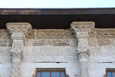 Türkiye 'nin Diyarbakır kentindeki Büyük Cami. Ulu camisi. 7. Yüzyılda. Eski kiliseden yeniden inşa edildi. 1091-92 'de. Seljuk hükümdarı Malik Shah Şam 'daki Umayyad Büyük Camii' ne dayanan binayı yeniden inşa etti..