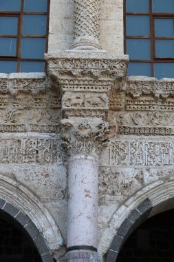 Türkiye 'nin Diyarbakır kentindeki Büyük Cami. Ulu camisi. 7. Yüzyılda. Eski kiliseden yeniden inşa edildi. 1091-92 'de. Seljuk hükümdarı Malik Shah Şam 'daki Umayyad Büyük Camii' ne dayanan binayı yeniden inşa etti..