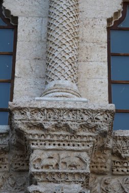 Türkiye 'nin Diyarbakır kentindeki Büyük Cami. Ulu camisi. 7. Yüzyılda. Eski kiliseden yeniden inşa edildi. 1091-92 'de. Seljuk hükümdarı Malik Shah Şam 'daki Umayyad Büyük Camii' ne dayanan binayı yeniden inşa etti..