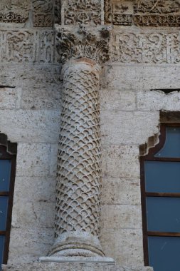 Türkiye 'nin Diyarbakır kentindeki Büyük Cami. Ulu camisi. 7. Yüzyılda. Eski kiliseden yeniden inşa edildi. 1091-92 'de. Seljuk hükümdarı Malik Shah Şam 'daki Umayyad Büyük Camii' ne dayanan binayı yeniden inşa etti..