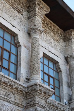 Türkiye 'nin Diyarbakır kentindeki Büyük Cami. Ulu camisi. 7. Yüzyılda. Eski kiliseden yeniden inşa edildi. 1091-92 'de. Seljuk hükümdarı Malik Shah Şam 'daki Umayyad Büyük Camii' ne dayanan binayı yeniden inşa etti..