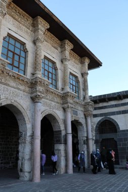 Türkiye 'nin Diyarbakır kentindeki Büyük Cami. Ulu camisi. 7. Yüzyılda. Eski kiliseden yeniden inşa edildi. 1091-92 'de. Seljuk hükümdarı Malik Shah Şam 'daki Umayyad Büyük Camii' ne dayanan binayı yeniden inşa etti..