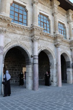 Türkiye 'nin Diyarbakır kentindeki Büyük Cami. Ulu camisi. 7. Yüzyılda. Eski kiliseden yeniden inşa edildi. 1091-92 'de. Seljuk hükümdarı Malik Shah Şam 'daki Umayyad Büyük Camii' ne dayanan binayı yeniden inşa etti..