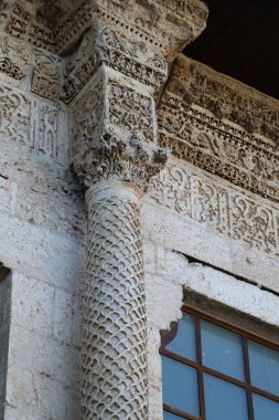 Türkiye 'nin Diyarbakır kentindeki Büyük Cami. Ulu camisi. 7. Yüzyılda. Eski kiliseden yeniden inşa edildi. 1091-92 'de. Seljuk hükümdarı Malik Shah Şam 'daki Umayyad Büyük Camii' ne dayanan binayı yeniden inşa etti..