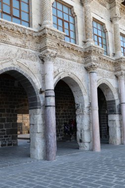 Türkiye 'nin Diyarbakır kentindeki Büyük Cami. Ulu camisi. 7. Yüzyılda. Eski kiliseden yeniden inşa edildi. 1091-92 'de. Seljuk hükümdarı Malik Shah Şam 'daki Umayyad Büyük Camii' ne dayanan binayı yeniden inşa etti..