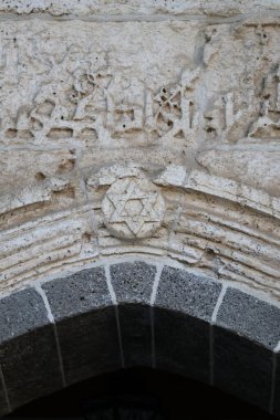 Türkiye 'nin Diyarbakır kentindeki Büyük Cami. Ulu camisi. 7. Yüzyılda. Eski kiliseden yeniden inşa edildi. 1091-92 'de. Seljuk hükümdarı Malik Shah Şam 'daki Umayyad Büyük Camii' ne dayanan binayı yeniden inşa etti..