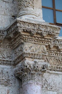 Türkiye 'nin Diyarbakır kentindeki Büyük Cami. Ulu camisi. 7. Yüzyılda. Eski kiliseden yeniden inşa edildi. 1091-92 'de. Seljuk hükümdarı Malik Shah Şam 'daki Umayyad Büyük Camii' ne dayanan binayı yeniden inşa etti..