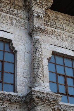 Türkiye 'nin Diyarbakır kentindeki Büyük Cami. Ulu camisi. 7. Yüzyılda. Eski kiliseden yeniden inşa edildi. 1091-92 'de. Seljuk hükümdarı Malik Shah Şam 'daki Umayyad Büyük Camii' ne dayanan binayı yeniden inşa etti..