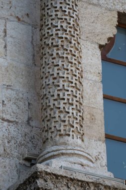 Türkiye 'nin Diyarbakır kentindeki Büyük Cami. Ulu camisi. 7. Yüzyılda. Eski kiliseden yeniden inşa edildi. 1091-92 'de. Seljuk hükümdarı Malik Shah Şam 'daki Umayyad Büyük Camii' ne dayanan binayı yeniden inşa etti..