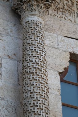 Türkiye 'nin Diyarbakır kentindeki Büyük Cami. Ulu camisi. 7. Yüzyılda. Eski kiliseden yeniden inşa edildi. 1091-92 'de. Seljuk hükümdarı Malik Shah Şam 'daki Umayyad Büyük Camii' ne dayanan binayı yeniden inşa etti..