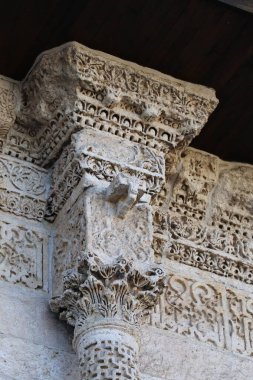 Türkiye 'nin Diyarbakır kentindeki Büyük Cami. Ulu camisi. 7. Yüzyılda. Eski kiliseden yeniden inşa edildi. 1091-92 'de. Seljuk hükümdarı Malik Shah Şam 'daki Umayyad Büyük Camii' ne dayanan binayı yeniden inşa etti..