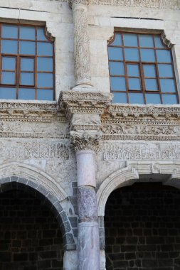 Türkiye 'nin Diyarbakır kentindeki Büyük Cami. Ulu camisi. 7. Yüzyılda. Eski kiliseden yeniden inşa edildi. 1091-92 'de. Seljuk hükümdarı Malik Shah Şam 'daki Umayyad Büyük Camii' ne dayanan binayı yeniden inşa etti..