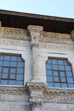 Türkiye 'nin Diyarbakır kentindeki Büyük Cami. Ulu camisi. 7. Yüzyılda. Eski kiliseden yeniden inşa edildi. 1091-92 'de. Seljuk hükümdarı Malik Shah Şam 'daki Umayyad Büyük Camii' ne dayanan binayı yeniden inşa etti..