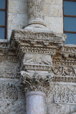 Türkiye 'nin Diyarbakır kentindeki Büyük Cami. Ulu camisi. 7. Yüzyılda. Eski kiliseden yeniden inşa edildi. 1091-92 'de. Seljuk hükümdarı Malik Shah Şam 'daki Umayyad Büyük Camii' ne dayanan binayı yeniden inşa etti..