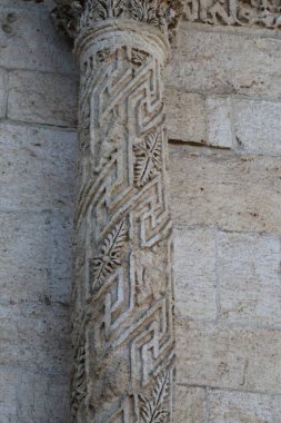 Türkiye 'nin Diyarbakır kentindeki Büyük Cami. Ulu camisi. 7. Yüzyılda. Eski kiliseden yeniden inşa edildi. 1091-92 'de. Seljuk hükümdarı Malik Shah Şam 'daki Umayyad Büyük Camii' ne dayanan binayı yeniden inşa etti..