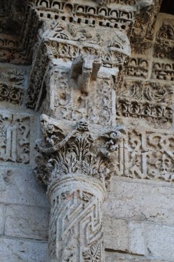 Türkiye 'nin Diyarbakır kentindeki Büyük Cami. Ulu camisi. 7. Yüzyılda. Eski kiliseden yeniden inşa edildi. 1091-92 'de. Seljuk hükümdarı Malik Shah Şam 'daki Umayyad Büyük Camii' ne dayanan binayı yeniden inşa etti..