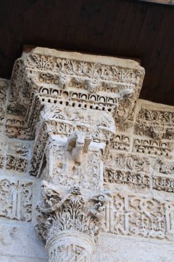 Türkiye 'nin Diyarbakır kentindeki Büyük Cami. Ulu camisi. 7. Yüzyılda. Eski kiliseden yeniden inşa edildi. 1091-92 'de. Seljuk hükümdarı Malik Shah Şam 'daki Umayyad Büyük Camii' ne dayanan binayı yeniden inşa etti..