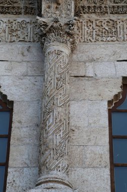 Türkiye 'nin Diyarbakır kentindeki Büyük Cami. Ulu camisi. 7. Yüzyılda. Eski kiliseden yeniden inşa edildi. 1091-92 'de. Seljuk hükümdarı Malik Shah Şam 'daki Umayyad Büyük Camii' ne dayanan binayı yeniden inşa etti..