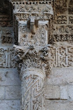 Türkiye 'nin Diyarbakır kentindeki Büyük Cami. Ulu camisi. 7. Yüzyılda. Eski kiliseden yeniden inşa edildi. 1091-92 'de. Seljuk hükümdarı Malik Shah Şam 'daki Umayyad Büyük Camii' ne dayanan binayı yeniden inşa etti..