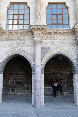 Türkiye 'nin Diyarbakır kentindeki Büyük Cami. Ulu camisi. 7. Yüzyılda. Eski kiliseden yeniden inşa edildi. 1091-92 'de. Seljuk hükümdarı Malik Shah Şam 'daki Umayyad Büyük Camii' ne dayanan binayı yeniden inşa etti..