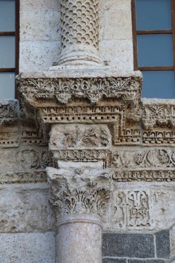 Türkiye 'nin Diyarbakır kentindeki Büyük Cami. Ulu camisi. 7. Yüzyılda. Eski kiliseden yeniden inşa edildi. 1091-92 'de. Seljuk hükümdarı Malik Shah Şam 'daki Umayyad Büyük Camii' ne dayanan binayı yeniden inşa etti..