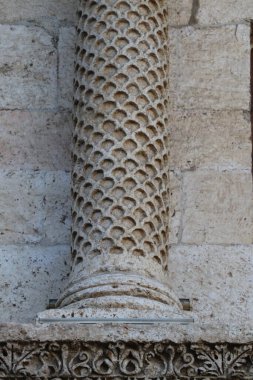 Türkiye 'nin Diyarbakır kentindeki Büyük Cami. Ulu camisi. 7. Yüzyılda. Eski kiliseden yeniden inşa edildi. 1091-92 'de. Seljuk hükümdarı Malik Shah Şam 'daki Umayyad Büyük Camii' ne dayanan binayı yeniden inşa etti..