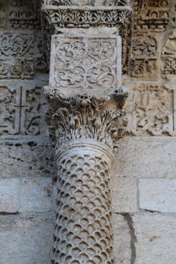Türkiye 'nin Diyarbakır kentindeki Büyük Cami. Ulu camisi. 7. Yüzyılda. Eski kiliseden yeniden inşa edildi. 1091-92 'de. Seljuk hükümdarı Malik Shah Şam 'daki Umayyad Büyük Camii' ne dayanan binayı yeniden inşa etti..