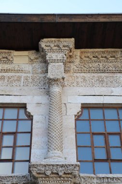 Türkiye 'nin Diyarbakır kentindeki Büyük Cami. Ulu camisi. 7. Yüzyılda. Eski kiliseden yeniden inşa edildi. 1091-92 'de. Seljuk hükümdarı Malik Shah Şam 'daki Umayyad Büyük Camii' ne dayanan binayı yeniden inşa etti..