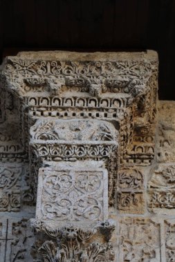 Türkiye 'nin Diyarbakır kentindeki Büyük Cami. Ulu camisi. 7. Yüzyılda. Eski kiliseden yeniden inşa edildi. 1091-92 'de. Seljuk hükümdarı Malik Shah Şam 'daki Umayyad Büyük Camii' ne dayanan binayı yeniden inşa etti..