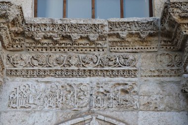 Türkiye 'nin Diyarbakır kentindeki Büyük Cami. Ulu camisi. 7. Yüzyılda. Eski kiliseden yeniden inşa edildi. 1091-92 'de. Seljuk hükümdarı Malik Shah Şam 'daki Umayyad Büyük Camii' ne dayanan binayı yeniden inşa etti..