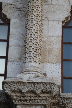 Türkiye 'nin Diyarbakır kentindeki Büyük Cami. Ulu camisi. 7. Yüzyılda. Eski kiliseden yeniden inşa edildi. 1091-92 'de. Seljuk hükümdarı Malik Shah Şam 'daki Umayyad Büyük Camii' ne dayanan binayı yeniden inşa etti..
