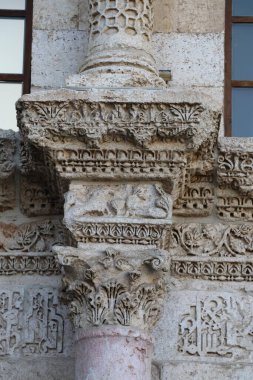 Türkiye 'nin Diyarbakır kentindeki Büyük Cami. Ulu camisi. 7. Yüzyılda. Eski kiliseden yeniden inşa edildi. 1091-92 'de. Seljuk hükümdarı Malik Shah Şam 'daki Umayyad Büyük Camii' ne dayanan binayı yeniden inşa etti..