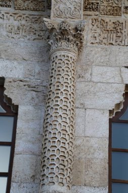 Türkiye 'nin Diyarbakır kentindeki Büyük Cami. Ulu camisi. 7. Yüzyılda. Eski kiliseden yeniden inşa edildi. 1091-92 'de. Seljuk hükümdarı Malik Shah Şam 'daki Umayyad Büyük Camii' ne dayanan binayı yeniden inşa etti..