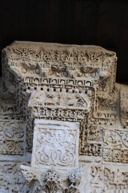 Türkiye 'nin Diyarbakır kentindeki Büyük Cami. Ulu camisi. 7. Yüzyılda. Eski kiliseden yeniden inşa edildi. 1091-92 'de. Seljuk hükümdarı Malik Shah Şam 'daki Umayyad Büyük Camii' ne dayanan binayı yeniden inşa etti..