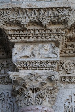 Türkiye 'nin Diyarbakır kentindeki Büyük Cami. Ulu camisi. 7. Yüzyılda. Eski kiliseden yeniden inşa edildi. 1091-92 'de. Seljuk hükümdarı Malik Shah Şam 'daki Umayyad Büyük Camii' ne dayanan binayı yeniden inşa etti..
