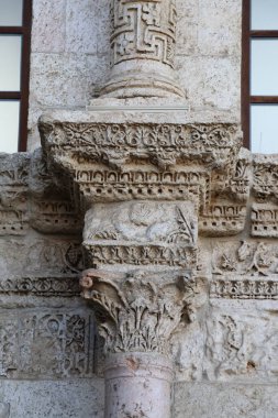 Türkiye 'nin Diyarbakır kentindeki Büyük Cami. Ulu camisi. 7. Yüzyılda. Eski kiliseden yeniden inşa edildi. 1091-92 'de. Seljuk hükümdarı Malik Shah Şam 'daki Umayyad Büyük Camii' ne dayanan binayı yeniden inşa etti..