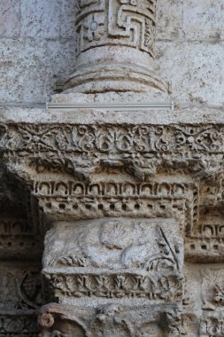 Türkiye 'nin Diyarbakır kentindeki Büyük Cami. Ulu camisi. 7. Yüzyılda. Eski kiliseden yeniden inşa edildi. 1091-92 'de. Seljuk hükümdarı Malik Shah Şam 'daki Umayyad Büyük Camii' ne dayanan binayı yeniden inşa etti..
