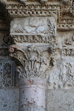 Türkiye 'nin Diyarbakır kentindeki Büyük Cami. Ulu camisi. 7. Yüzyılda. Eski kiliseden yeniden inşa edildi. 1091-92 'de. Seljuk hükümdarı Malik Shah Şam 'daki Umayyad Büyük Camii' ne dayanan binayı yeniden inşa etti..