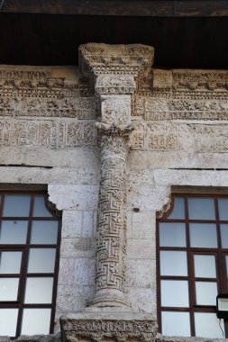 Türkiye 'nin Diyarbakır kentindeki Büyük Cami. Ulu camisi. 7. Yüzyılda. Eski kiliseden yeniden inşa edildi. 1091-92 'de. Seljuk hükümdarı Malik Shah Şam 'daki Umayyad Büyük Camii' ne dayanan binayı yeniden inşa etti..