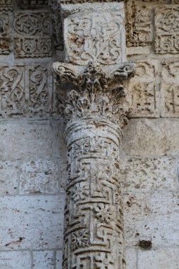 Türkiye 'nin Diyarbakır kentindeki Büyük Cami. Ulu camisi. 7. Yüzyılda. Eski kiliseden yeniden inşa edildi. 1091-92 'de. Seljuk hükümdarı Malik Shah Şam 'daki Umayyad Büyük Camii' ne dayanan binayı yeniden inşa etti..