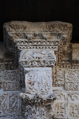 Türkiye 'nin Diyarbakır kentindeki Büyük Cami. Ulu camisi. 7. Yüzyılda. Eski kiliseden yeniden inşa edildi. 1091-92 'de. Seljuk hükümdarı Malik Shah Şam 'daki Umayyad Büyük Camii' ne dayanan binayı yeniden inşa etti..