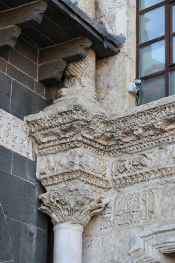 Türkiye 'nin Diyarbakır kentindeki Büyük Cami. Ulu camisi. 7. Yüzyılda. Eski kiliseden yeniden inşa edildi. 1091-92 'de. Seljuk hükümdarı Malik Shah Şam 'daki Umayyad Büyük Camii' ne dayanan binayı yeniden inşa etti..