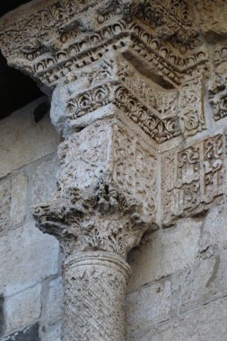 Türkiye 'nin Diyarbakır kentindeki Büyük Cami. Ulu camisi. 7. Yüzyılda. Eski kiliseden yeniden inşa edildi. 1091-92 'de. Seljuk hükümdarı Malik Shah Şam 'daki Umayyad Büyük Camii' ne dayanan binayı yeniden inşa etti..