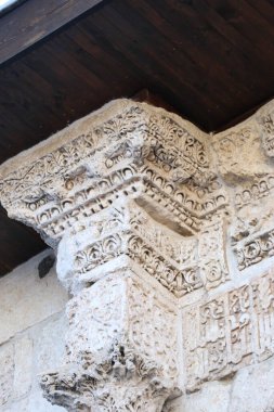 Türkiye 'nin Diyarbakır kentindeki Büyük Cami. Ulu camisi. 7. Yüzyılda. Eski kiliseden yeniden inşa edildi. 1091-92 'de. Seljuk hükümdarı Malik Shah Şam 'daki Umayyad Büyük Camii' ne dayanan binayı yeniden inşa etti..