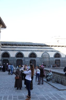Türkiye 'nin Diyarbakır kentindeki Büyük Cami. Ulu camisi. 7. Yüzyılda. Eski kiliseden yeniden inşa edildi. 1091-92 'de. Seljuk hükümdarı Malik Shah Şam 'daki Umayyad Büyük Camii' ne dayanan binayı yeniden inşa etti..