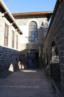 Türkiye 'nin Diyarbakır kentindeki Büyük Cami. Ulu camisi. 7. Yüzyılda. Eski kiliseden yeniden inşa edildi. 1091-92 'de. Seljuk hükümdarı Malik Shah Şam 'daki Umayyad Büyük Camii' ne dayanan binayı yeniden inşa etti..