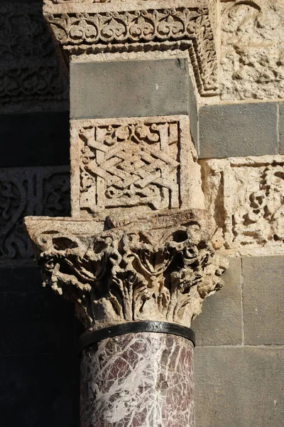 土耳其迪亚巴克尔市的大清真寺 乌卢清真寺在七世纪 它是由旧教堂重建的 1091 92年 塞尔柱统治者Malik Shah根据大马士革的Umayyad大清真寺重建了该建筑 — 图库照片
