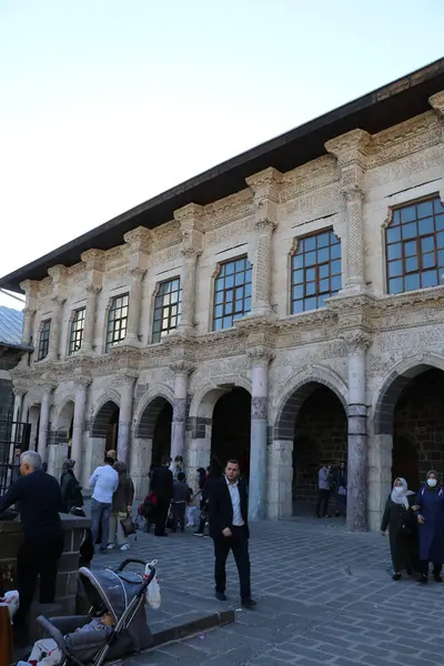 Türkiye 'nin Diyarbakır kentindeki Büyük Cami. Ulu camisi. 7. Yüzyılda. Eski kiliseden yeniden inşa edildi. 1091-92 'de. Seljuk hükümdarı Malik Shah Şam 'daki Umayyad Büyük Camii' ne dayanan binayı yeniden inşa etti..